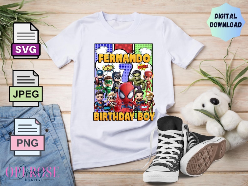 Pu&ograve; includere: T-shirt bianca con grafica colorata di supereroi, il nome "Fernando", il numero "7" e "Birthday Boy". Il design include fumetti e parole d'azione. Scarpe da ginnastica bianche e nere in primo piano.