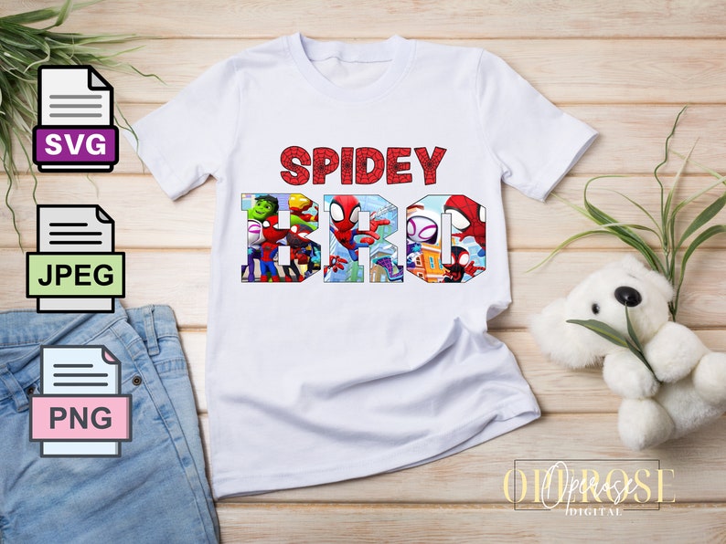 Peut inclure: T-shirt blanc avec le texte "SPIDEY BRO" en lettres rouges. Les lettres sont compos&eacute;es d'images de personnages Spider-Man.
