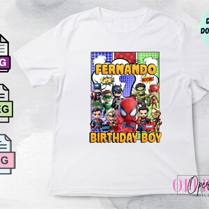 Pu&ograve; includere: T-shirt bianca con una grafica colorata di supereroi, il nome "FERNANDO", il numero "7" e le parole "BIRTHDAY BOY". Il design include fumetti.
