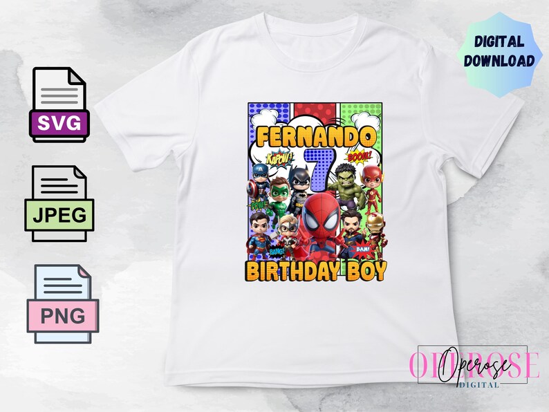 Pu&ograve; includere: T-shirt bianca con una grafica colorata di supereroi, il nome "FERNANDO", il numero "7" e le parole "BIRTHDAY BOY". Il design include fumetti.