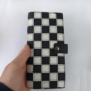 Einzigartige Lederbrieftasche „Schachbrett“ – Handgefertigte Eleganz