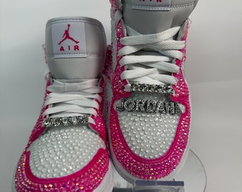 Jordan 1 Mids completamente blinged: rosa, zapatillas de deporte de pedrería personalizadas, Nikes deslumbrantes, regalo para adolescentes, fiesta de graduación, quinceañera, niño pequeño adulto
