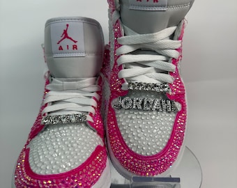 Jordan 1 Mids completamente blinged: rosa, zapatillas de deporte de pedrería personalizadas, Nikes deslumbrantes, regalo para adolescentes, fiesta de graduación, quinceañera, niño pequeño adulto