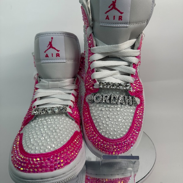 Jordan 1 Mids completamente blinged: rosa, zapatillas de deporte de pedrería personalizadas, Nikes deslumbrantes, regalo para adolescentes, fiesta de graduación, quinceañera, niño pequeño adulto