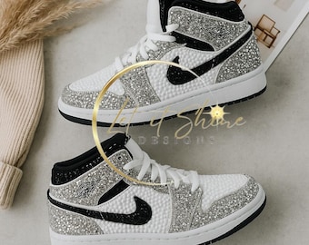 Zapatillas Nike Jordan 1 Mid con diamantes de imitación: zapatos plateados con brillo personalizado