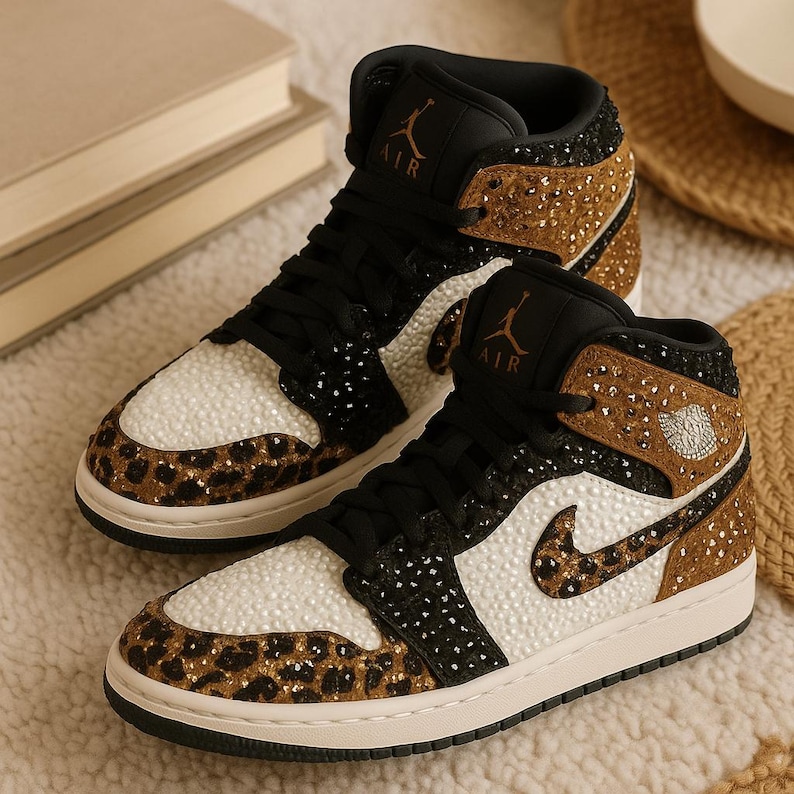 Jordan 1 Mids con estampado de leopardo, zapatillas personalizadas con diamantes de imitación, Nike con adornos deslumbrantes, estampado animal imagen 1