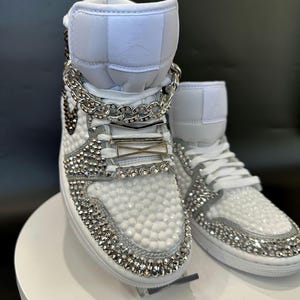 Strass Jordan 1 Mids, Weiss und Silber Strass Sneakers, schillernde Nikes