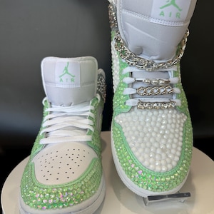 Blinged Out Weiß Jordan 1 Mids Benutzerdefinierte Strass Turnschuhe, Verzauberte Nikes, Hochzeitsschuhe, Abschlussball, Sneakerball, Quinceanera