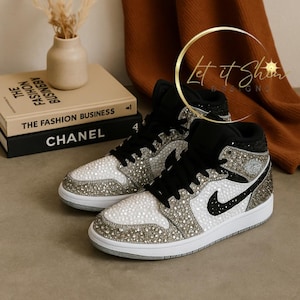 Strass Jordan 1 Mids- Chrome zweifarbiges Silber, Custom Bling Sneakers, verzauberte Nikes, Teen Geschenk, Abschlussballschuh, Sneaker Ball
