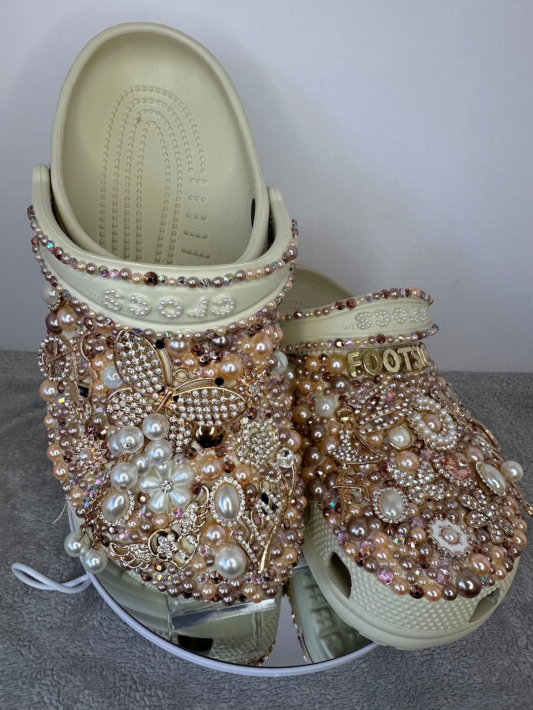 Bling Crocs, tamancos dourados e bege, calçados de luxo