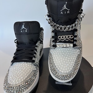 Strass Jordan 1 Mid-Silber, Schwarze Sneakers, Verzauberte Nikes, Bejeweled Schuhe