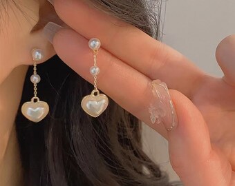 Boucles d'oreilles pendantes en forme de coeur avec décor de fausses perles