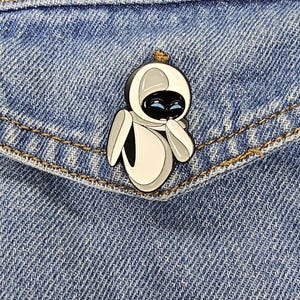 Eva  Wll-E Enamel Pin – Cartoon Movie -Inspired Enamel Pin – Cute & Collectible Character Badge