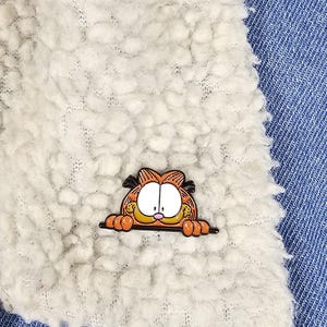 Lazy Orange Cat Enamel Pin – Retro Cartoon-Inspired Collectible Badge | Funny Gift | Jacket, Backpack & Accessories