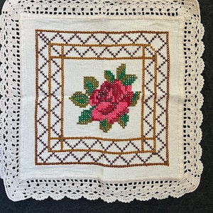 Guardanapo de Crochê à Mão com Detalhes de Coração Bordado/ Servilleta tejida con diseño de corazon a punto de cruz