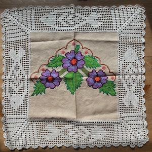 紫色の花の刺繍デザインのクロシェ編みドイリー/ servilletas bordadas a mano