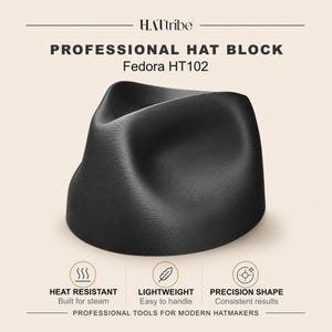 Könnte beinhalten: Ein schwarzer Fedora HT102 Hutblock, ein professionelles Werkzeug für Hutmacher. Das Bild zeigt den Hutblock mit dem Text "HEAT RESISTANT", "LIGHTWEIGHT" und "PRECISION SHAPE". Der Hutblock ist für Dampf gebaut und einfach zu handhaben.