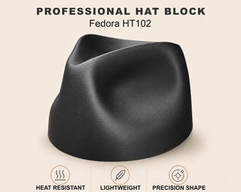 Pode incluir: Um bloco de chapéu Fedora HT102 preto, uma ferramenta profissional para chapeleiros. A imagem mostra o bloco de chapéu com o texto "HEAT RESISTANT", "LIGHTWEIGHT" e "PRECISION SHAPE". O bloco de chapéu é construído para vapor e fácil de manusear.