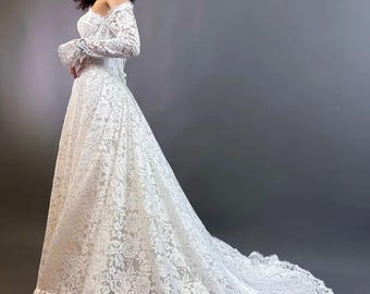 Off-Shoulder-Spitze A-Line Brautkleid, Brautkleid mit floraler Spitze, Märchen Romantisches Brautspitzekleid, Lange Spitze Ärmel Braut