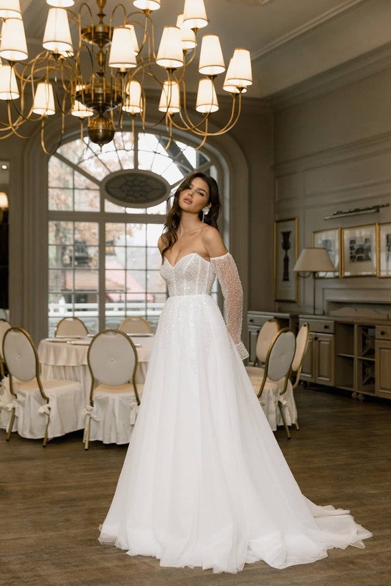 chinese dress ladies Beautiful Lace Plunging Neck Sleeveless Plus Size Long Wedding Dress