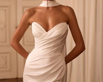 Drapierte Mermaid figurbetontes Kleid, elegantes, elegantes, zeitloses, modernes Satin-Brautkleid mit Schal-Detail und langer Schleppe