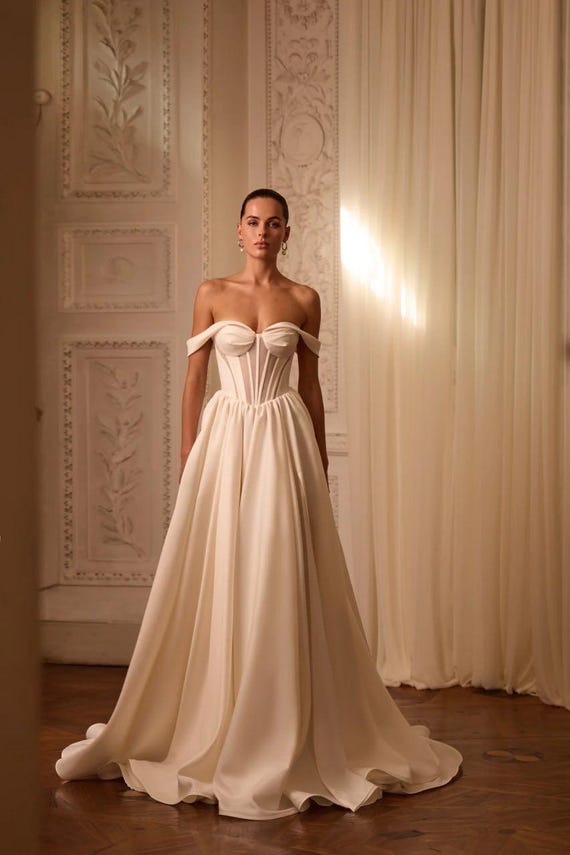Elegant Classic Ivory Satin Wedding Dress with Long Train, Modern Satin Strapless Off Shoulder Bridal Gown, Sleek V Corset Waistline