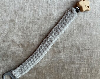 Pinza chupete crochet gris