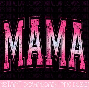 Op de afbeelding: Een roze en blauwe ombre grafisch ontwerp met het woord "MAMA" in een verweerd lettertype.