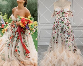 Märchenhaft besticktes Brautkleid – schulterfreies, herzförmiges Tüllkleid mit bunten Blumenverzierungen, perfekt für skurrile Hochzeiten