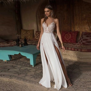 Elegant Boho Beach Wedding Dress, Lace and Chiffon Bridal Gown, Perfect for Seaside Ceremony, Ideal Bride's Gift