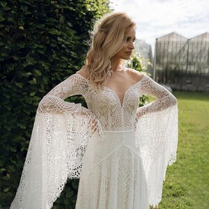 Vintage Lace Boho Wedding Dress Trumpet Flare Sleeves Trendy Bridal Gown for Bohemian Weddings