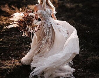 Ivory Boho Tulle Bridal Gown - Romantic Floral Appliques Wedding Dress, Perfect for Country & Vintage-Inspired Weddings