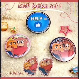 Puede incluir: Un conjunto de tres botones redondos con personajes de dibujos animados y un botón azul con el texto "HELP =" y un icono de pulgar hacia arriba. Los botones están rodeados de pegatinas de los mismos personajes de dibujos animados.