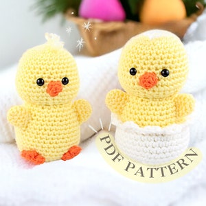 Op de afbeelding: Twee gehaakte gele kuikens, één staat op zichzelf en de andere in een witte gehaakte eierschaal. De tekst "PDF PATTERN" staat op een geel lint onder de kuikens.
