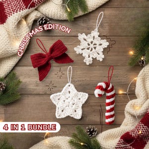Op de afbeelding: Een verzameling van vier handgemaakte gehaakte kerstversieringen: een rode strik, een witte sneeuwvlok, een witte ster en een rood-witte zuurstok. De woorden "Christmas Edition" en "4 in 1 Bundle" zijn zichtbaar.