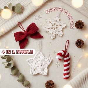 Op de afbeelding: Een verzameling van vier handgemaakte gehaakte kerstversieringen. Inclusief een rode strik, een witte sneeuwvlok, een witte ster en een rood-witte zuurstok. De tekst "CHRISTMAS EDITION" en "4 IN 1 BUNDLE" zijn ook zichtbaar.