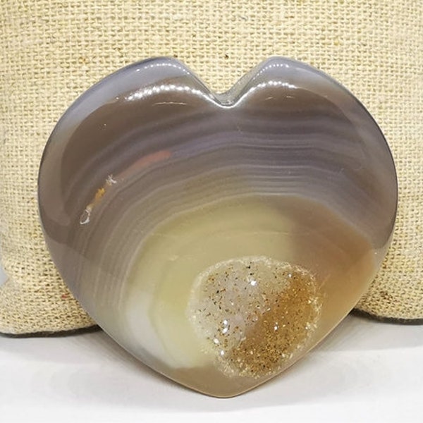 Agate pierre du soucis forme coeur avec cristallisation