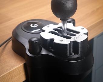 P1Labs ゲート式シフターはロジクールのシフターと互換性があり、磁石なしでリアルな感触を実現。シムレーシングシフターMODで、既存のシフターをアップデートできます。