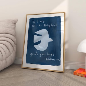Op de afbeelding: Een blauwe en witte ingelijste print met een witte duif en de tekst "So I say. let the Holy Spirit guide your lives. -Galatians 5:16"