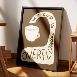 Może przedstawiać: Ilustracja w kolorze brązowym i beżowym z białym kubkiem do kawy i tekstem "Mój kubek przelewa się".