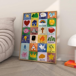 Op de afbeelding: Een ingelijste kunstprint met kleurrijke illustraties van verschillende symbolen en woorden, waaronder een zon, hart, huis, regenboog, kruis en ster. Het kunstwerk wordt gepresenteerd in een houten frame en staat tegen een muur.