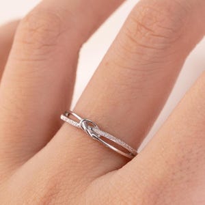 Sterling Silber Knotenring • Zierliches minimalistisches stapelbares Band
