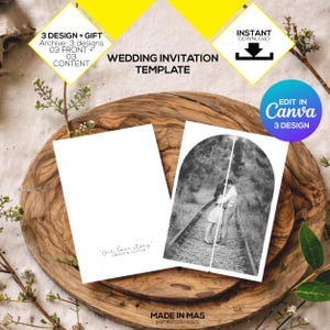 Puede incluir: Una plantilla de invitación de boda con dos tarjetas blancas sobre una superficie de madera. Una tarjeta está en blanco y la otra muestra una foto en blanco y negro de una pareja. El texto incluye "Wedding Invitation Template" y "Edit in Canva".