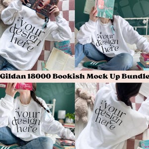 以下が含まれることがあります： 白い Gildan 18000 スウェットシャツのモックアップが4つあり、前面に「your design here」というテキストが書かれています。各モックアップは、本のあるカジュアルな環境でスウェットシャツを着ている異なる人物を示しています。