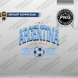 Puede incluir: Un diseño digital con la palabra "ARGENTINA" en azul claro, arqueada sobre un balón de fútbol. El diseño incluye el texto "EST. 1893", "PASIÓN", "ORGULLO" y "UN PAÍS, UNA CAMISETA, UN SUEÑO."