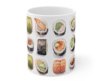 Könnte beinhalten: Weiße Keramik-Kaffeetasse mit einer Aquarellillustration verschiedener Sushi-Rollen. Das Sushi umfasst Rollen mit Avocado, Lachs und Sesamkörnern. Die Tasse ist zylindrisch und hat eine glänzende Oberfläche.