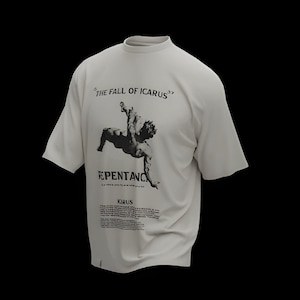 Puede incluir: Una camiseta blanca con un estampado gráfico en blanco y negro de un hombre cayendo. El texto "THE FALL OF ICARUS" está impreso sobre el gráfico y el texto "REPENTANCE" está impreso debajo del gráfico. El texto "ICARUS" está impreso debajo del gráfico.