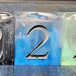 Dados de maná - 7 dados d6 de 16 mm hechos a mano con bordes afilados, compatibles con MtG Petri Dish