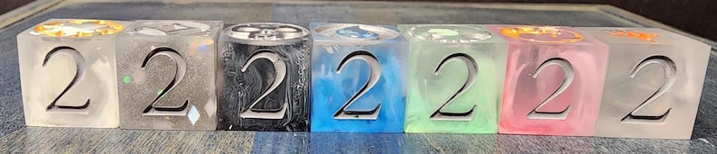 Dados de maná - 7 dados d6 de 16 mm hechos a mano con bordes afilados, compatibles con MtG Petri Dish