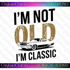 Könnte beinhalten: Ein digitales Grafikdesign mit dem schwarzen Text I'M NOT und I'M CLASSIC sowie dem Wort OLD in großen, abgenutzten goldenen Buchstaben. Eine schwarz-weiße Illustration eines Oldtimer-Sportwagens ist vor dem Wort OLD platziert.